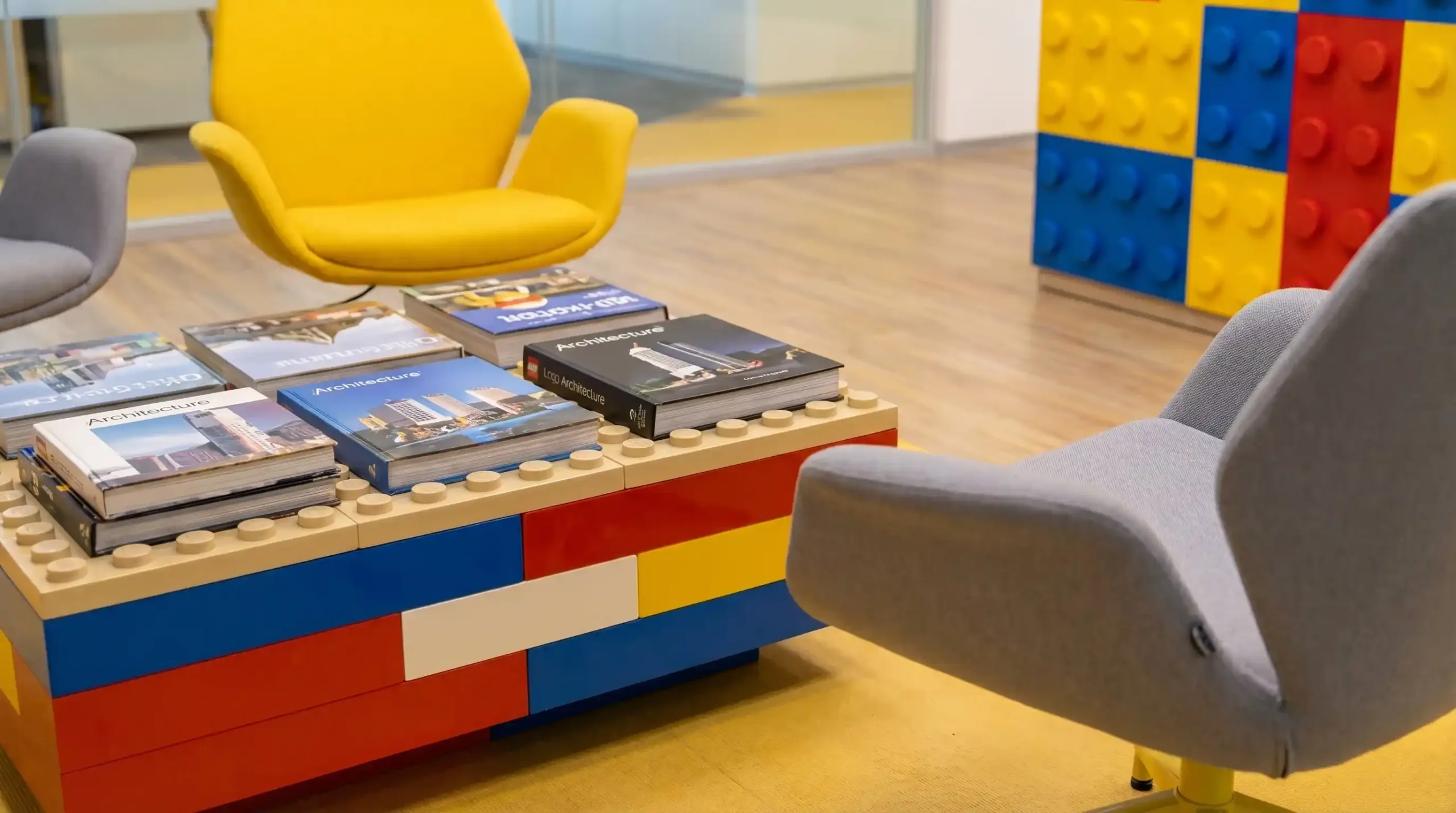 Sảnh nổi bật với thiết kế bàn ghế mô phỏng khối xếp hình thương hiệu.