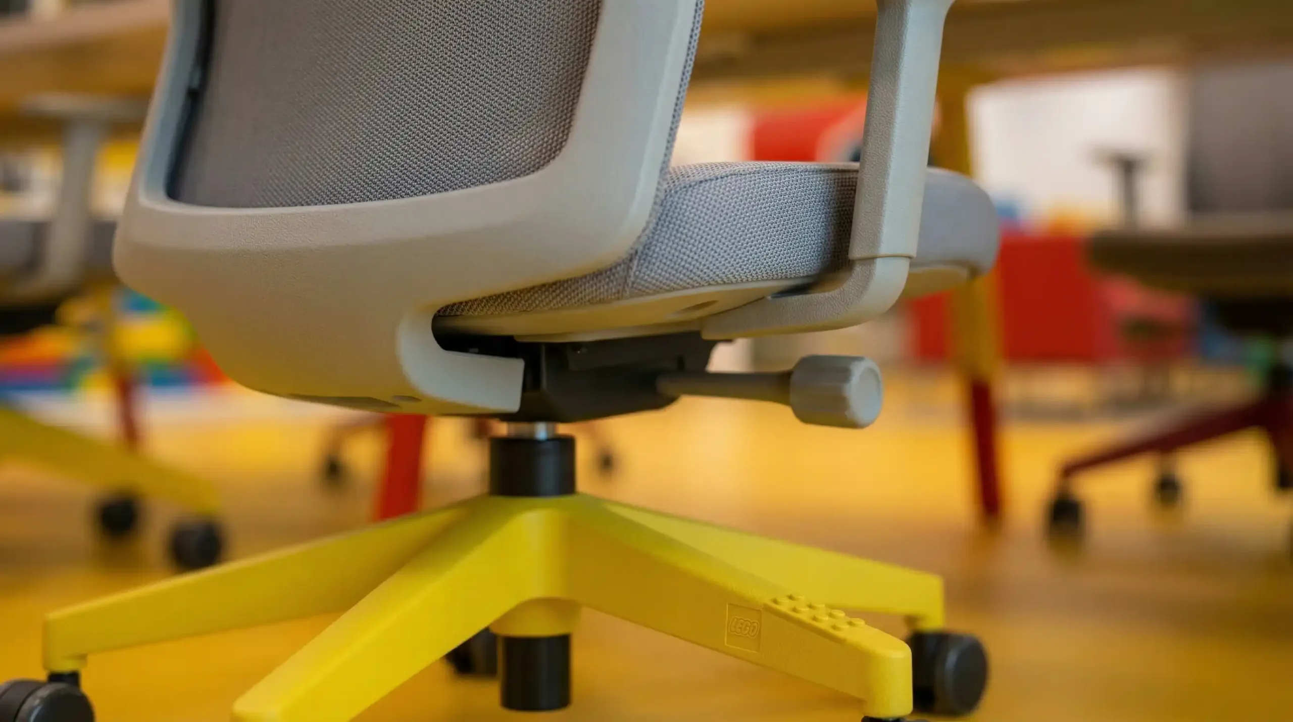 Chi tiết thiết kế ghế xoay 500m2 mang sắc vàng thương hiệu rực rỡ.