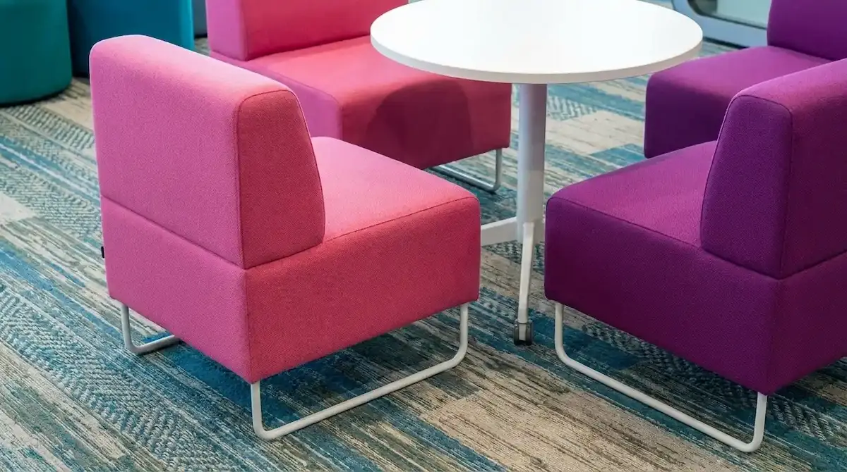 Cụm ghế sofa thư giãn dự án Unilever Cụm ghế sofa đơn hình tròn màu hồng và tím phục vụ nghỉ ngơi tại dự án Unilever Innovation Hub.