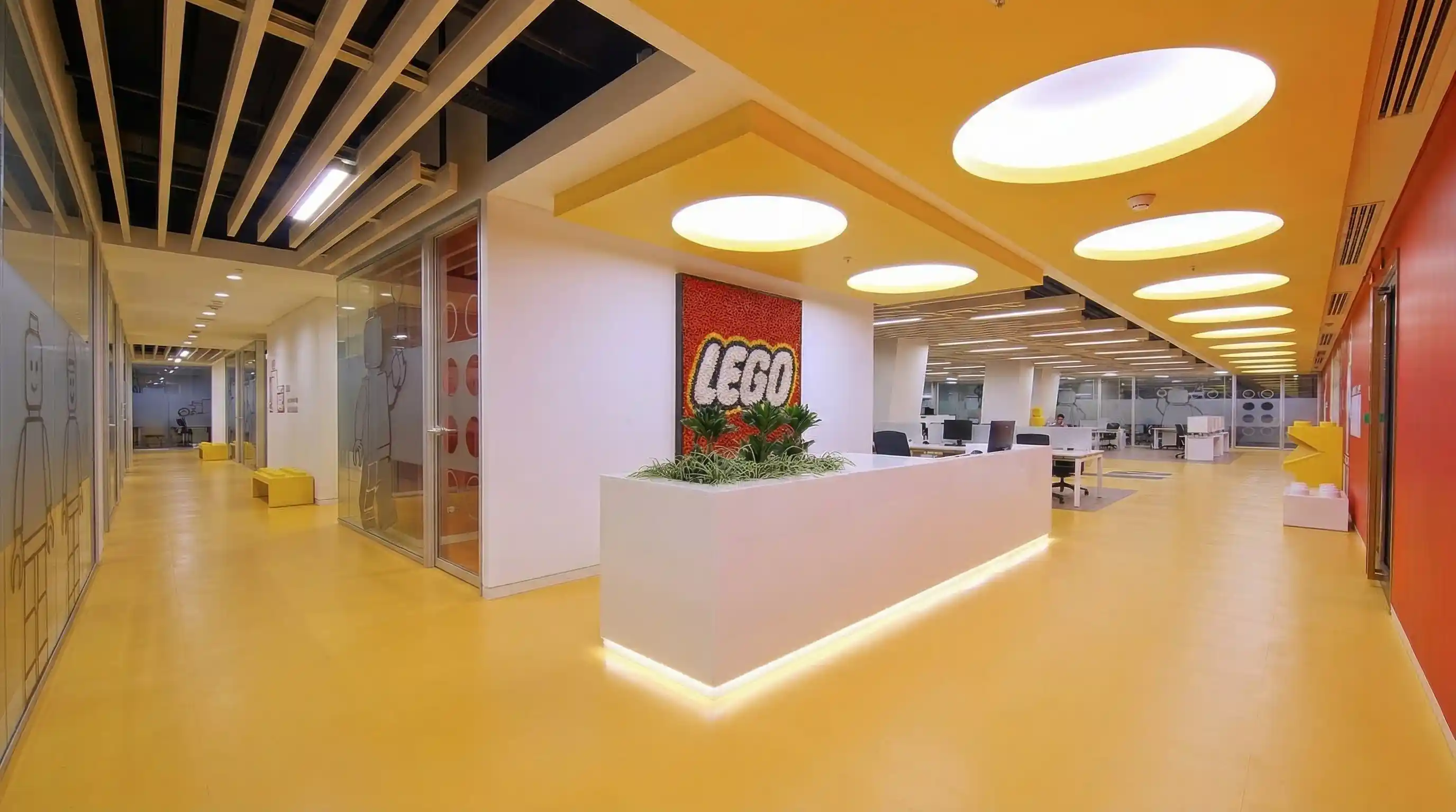 Hành lang Playway văn phòng LEGO Kiến trúc hành lang trung tâm PlayWay diện tích 500m2 với hệ trần ấn tượng.