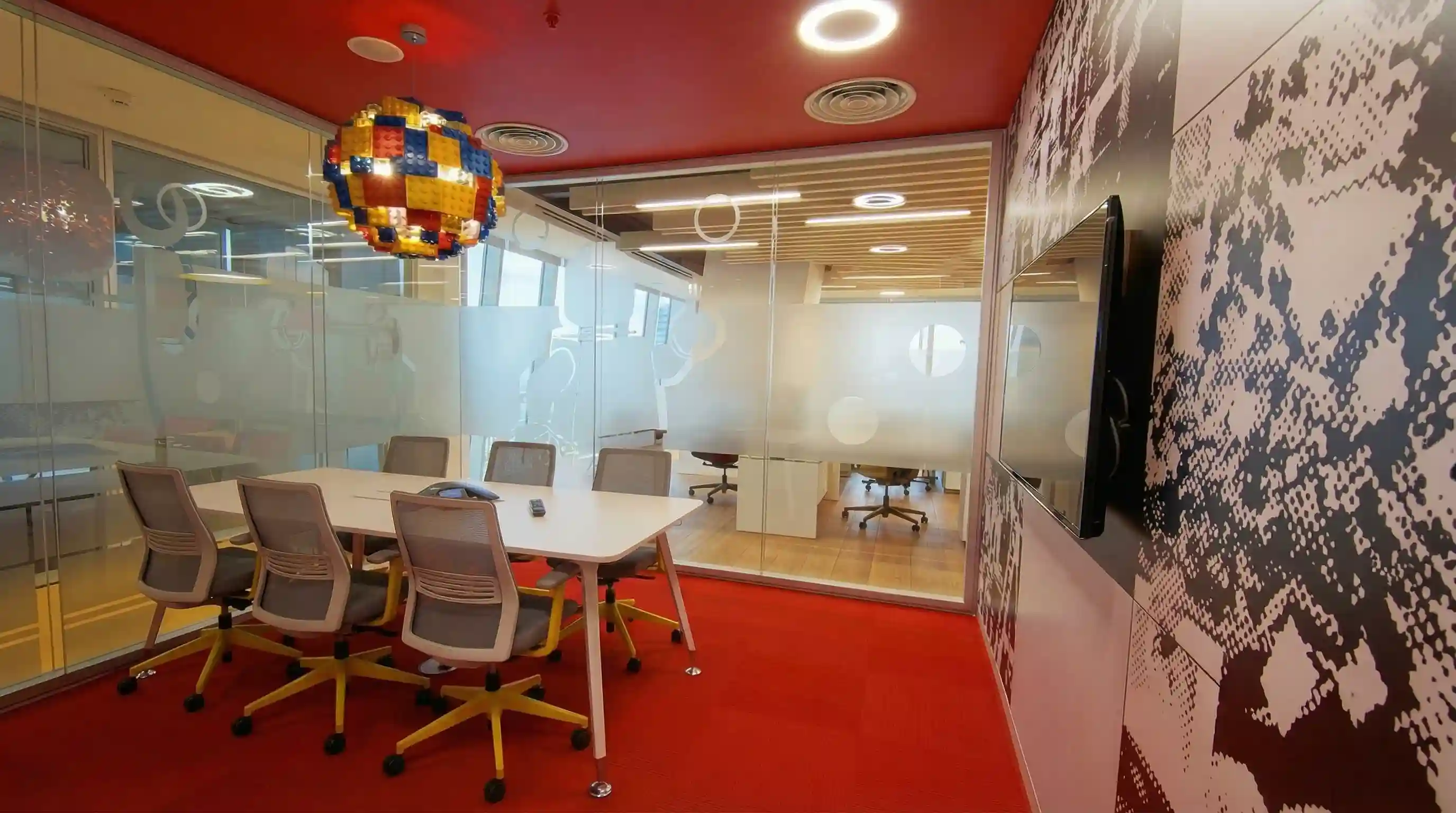 Phòng thảo luận nhóm Phòng thảo luận nhóm nhỏ 500m2 năng động với điểm nhấn thảm đỏ thương hiệu.