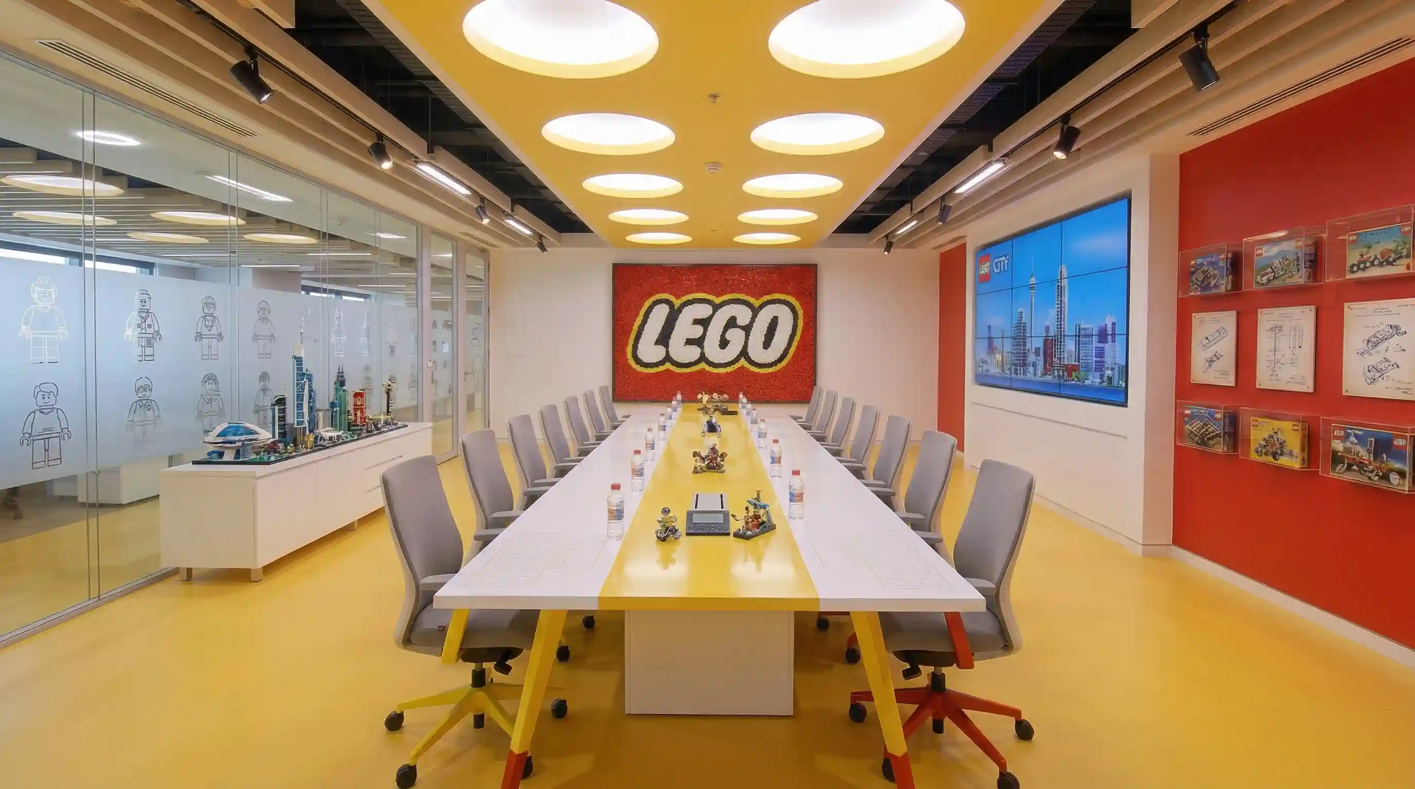 Phòng họp lớn logo LEGO Thiết kế phòng họp Townhall lớn diện tích 500m2 mạnh mẽ với logo LEGO.