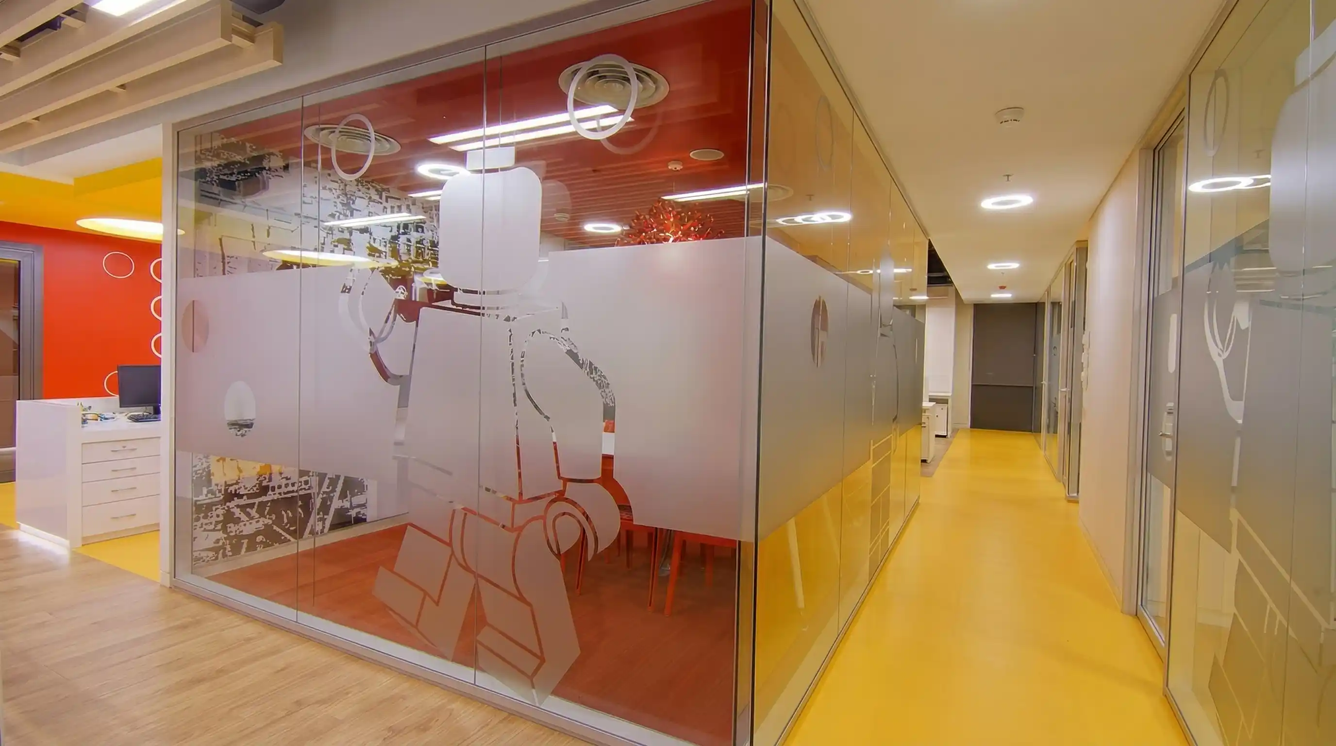 Vách kính decal nhân vật LEGO Vách kính phân khu 500m2 điểm xuyết decal nhân vật LEGO, tạo sự riêng tư tinh tế.