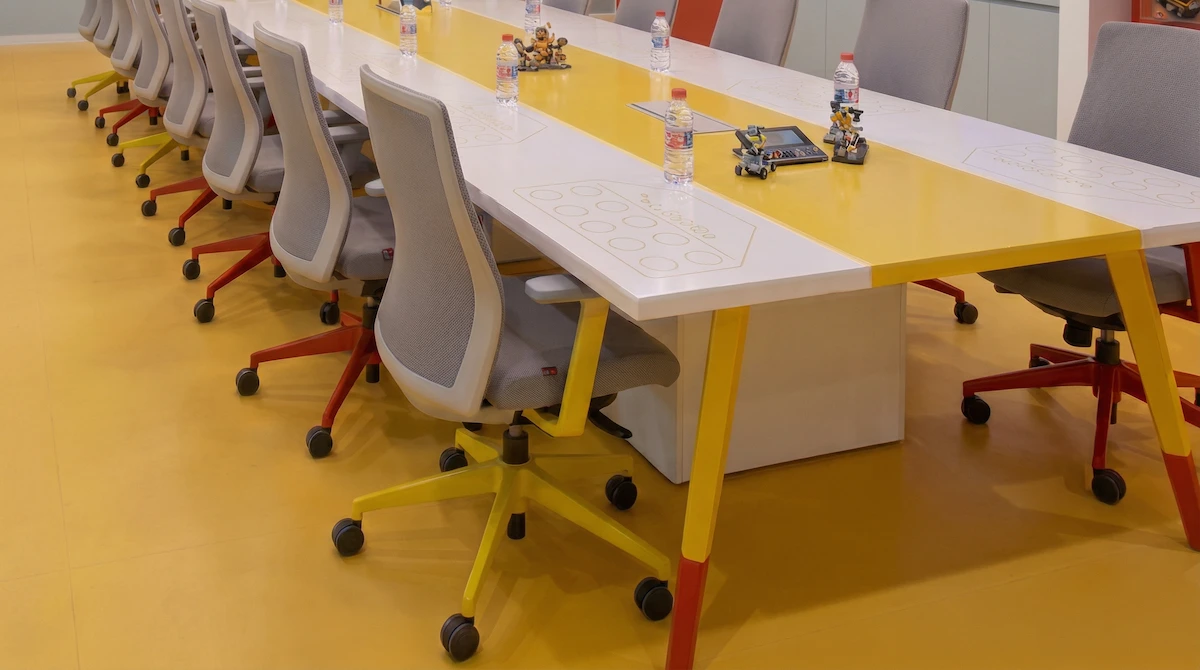 Kỹ thuật gia công bàn họp Bespoke với họa tiết dập nổi nút khối đặc trưng của LEGO.