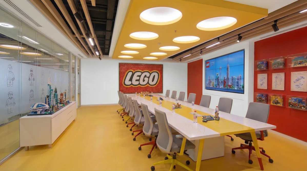 Tích hợp hạ tầng kỹ thuật AV trực tuyến và màn hình tương tác tại phòng họp trung tâm.