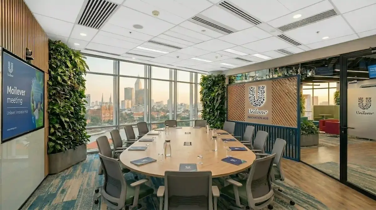 Phòng họp lớn tại dự án Unilever Innovation Hub Thiết kế phòng họp lớn hiện đại trong dự án Unilever Innovation Hub với hệ thống chiếu sáng âm trần.