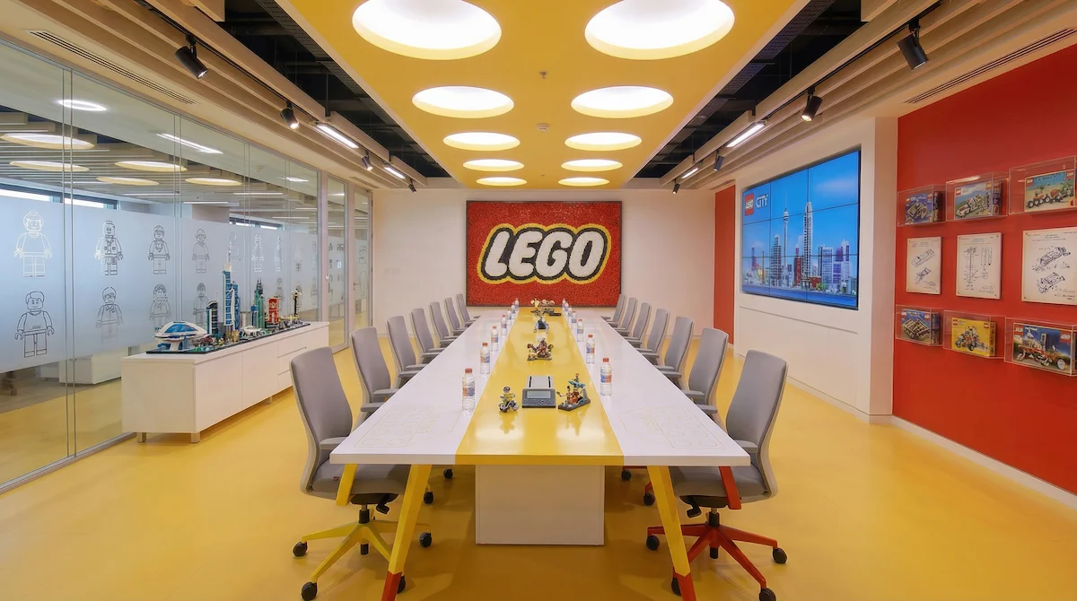 Giải pháp thiết kế & thi công phòng họp Townhall lớn tích hợp hệ thống tiêu âm.