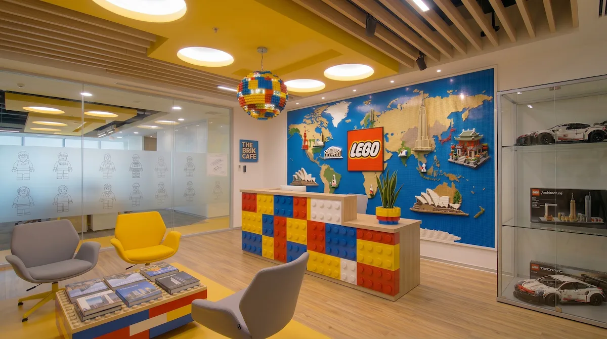 Chi tiết thi công quầy lễ tân từ vật liệu nhựa tái chế trong dự án LEGO Việt Nam.