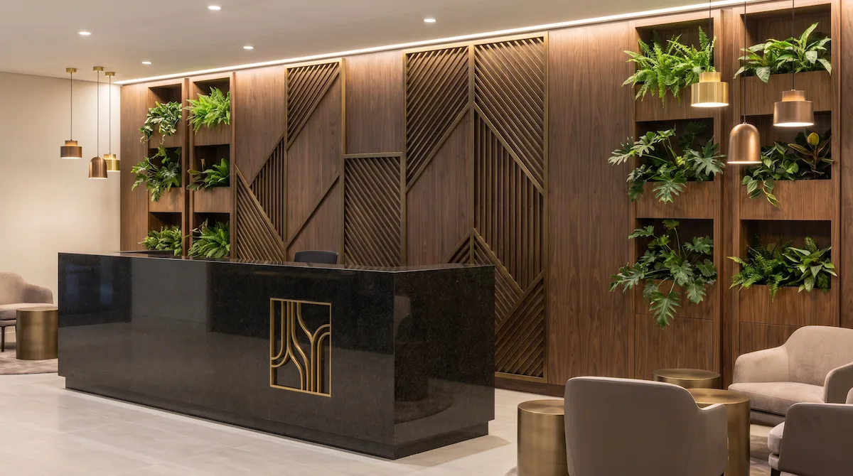 Không gian sảnh chờ văn phòng ứng dụng vách ốp gỗ MDF vân óc chó