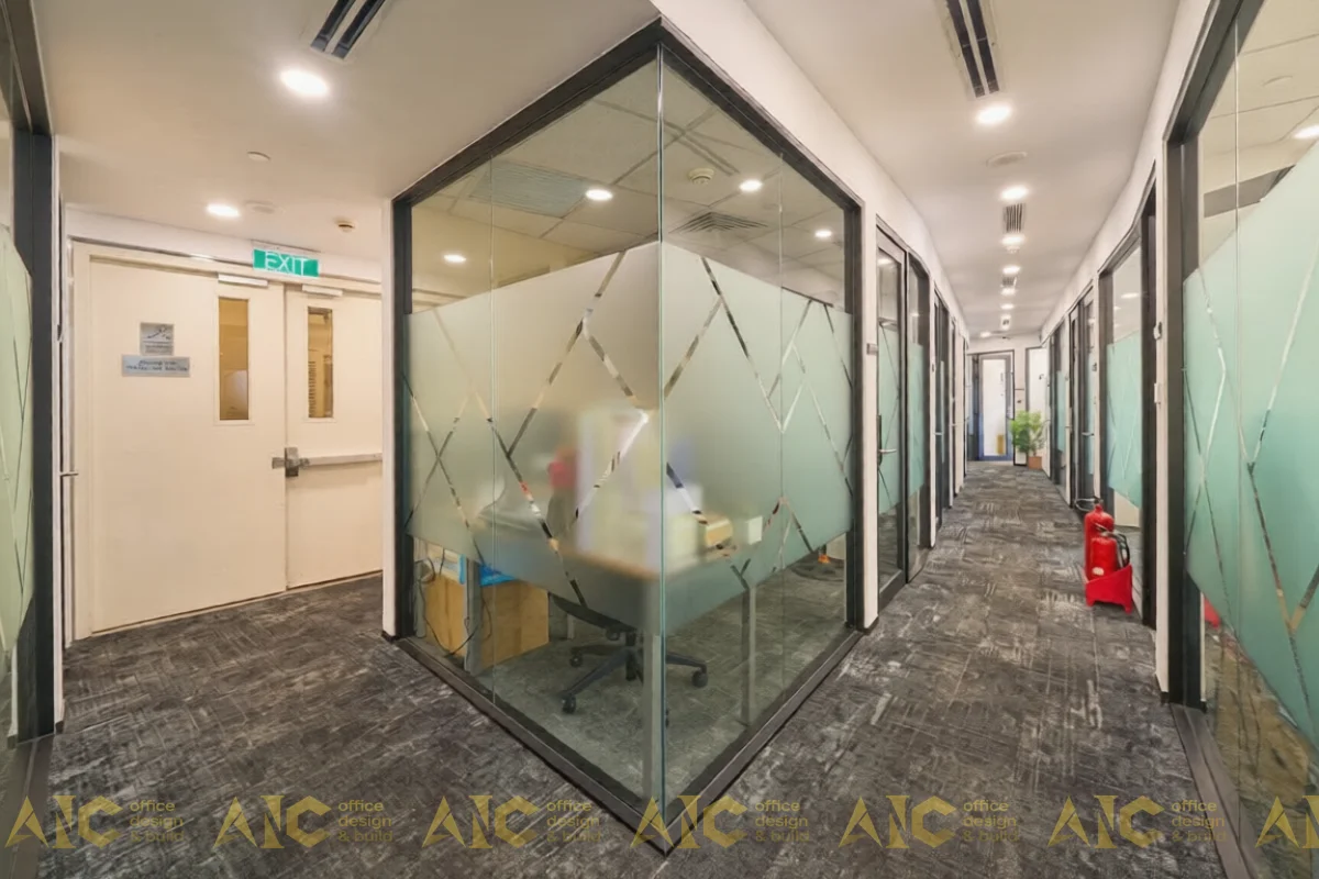 Vách kính cường lực phân khu chức năng cách âm Cấu trúc lối đi chung và vách kính cường lực cách âm thi công bởi AIC JSC