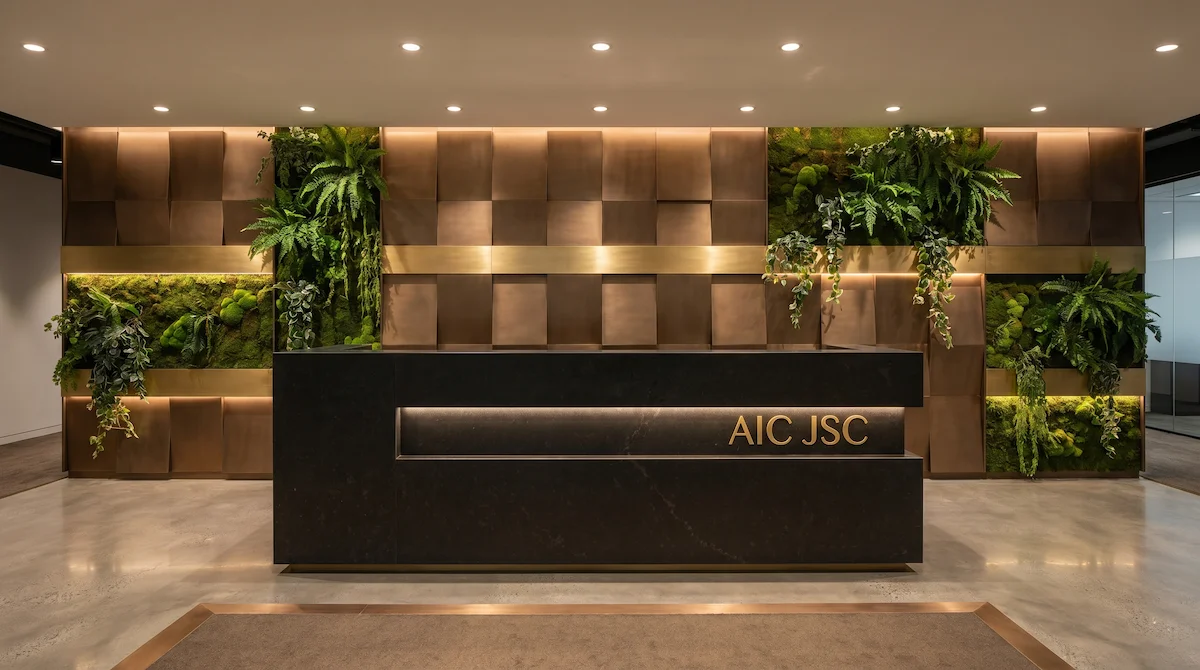 Thi công quầy lễ tân bằng mặt đá marble đen kết hợp vách nền ốp thép không gỉ mạ PVD vàng.